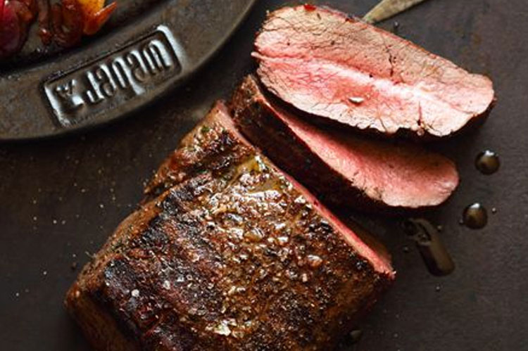 Rezept: Hirschrücken mit Rote Zwiebel- und Apfelkompott